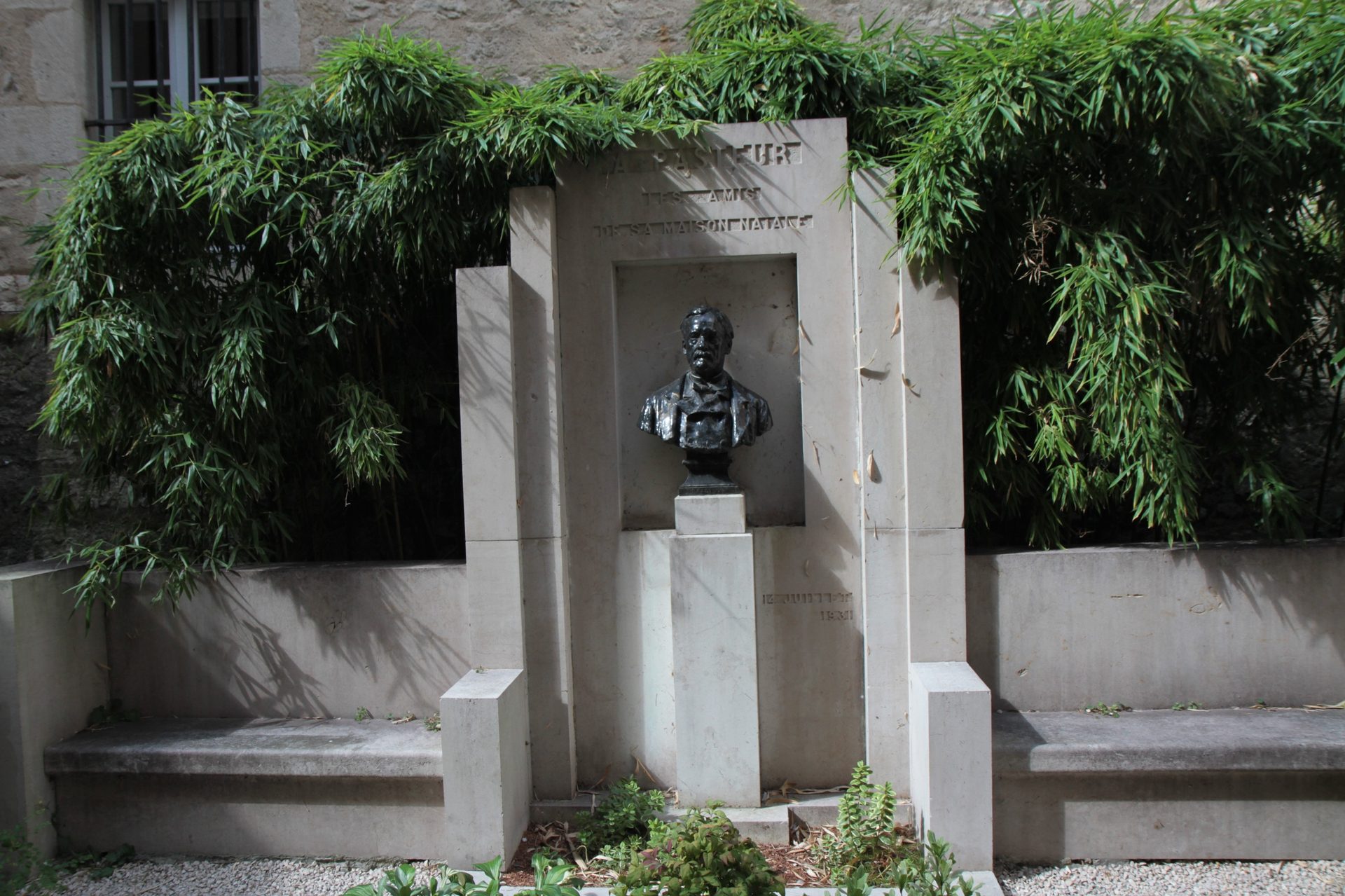 Pasteur%20bust%2C%20Louis%20Pasteur%27s%20birthplace%2C%20Dole%20%20-%2002.JPG